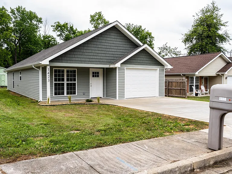 1423 Irwin Ave — Photo 1