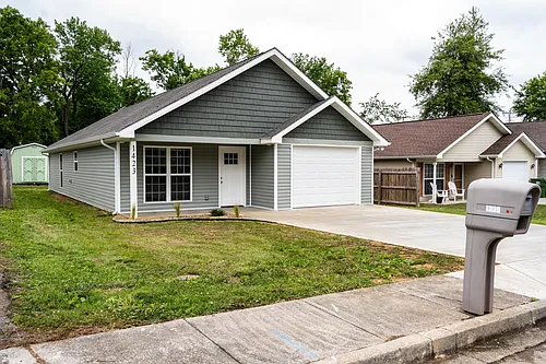 1423 Irwin Ave Photo 1