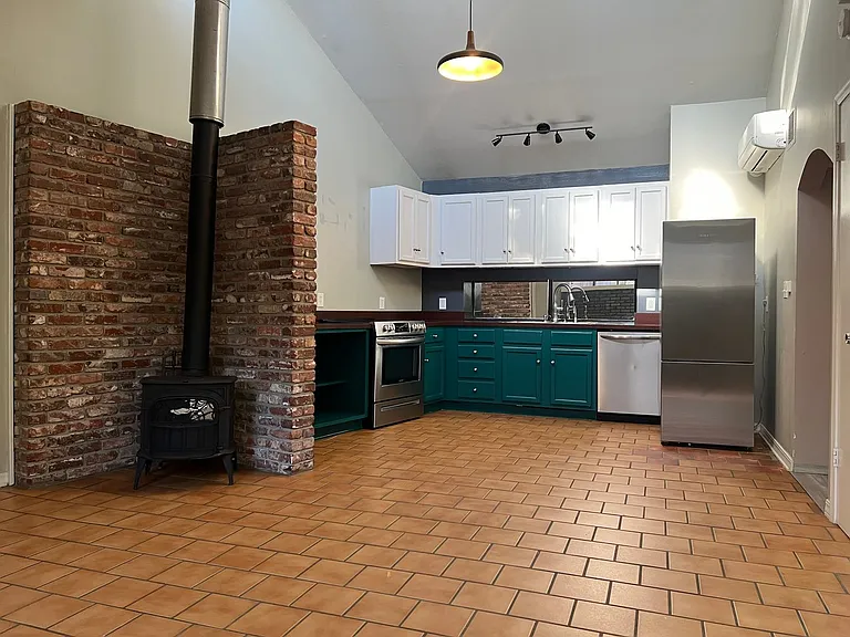 400 Atkins Rd — Photo 4
