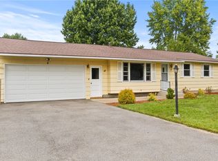 4 Stillmeadow Dr, Rochester, NY 14624