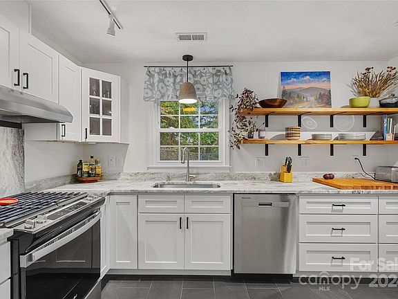 2nd image of 901 Thornton Pl