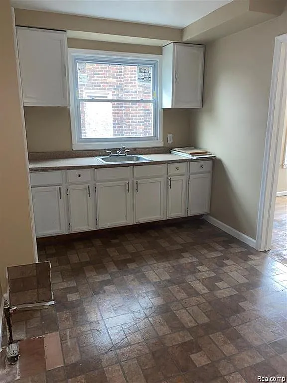 3 bed, 1.0 bath, 1100 sqft, $1,300 — Photo 2