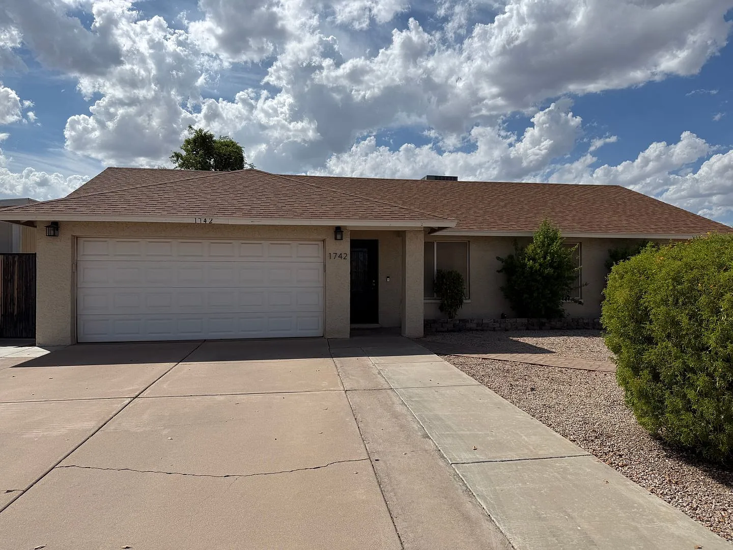 Beautifully Updated 3 Bedroom 2 Bathroom Home Located Minutes From Downtown Gilbert — Photo 2