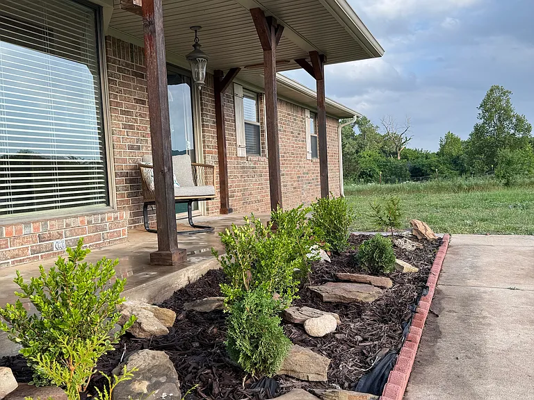 1895 E Maple Rd — Photo 2