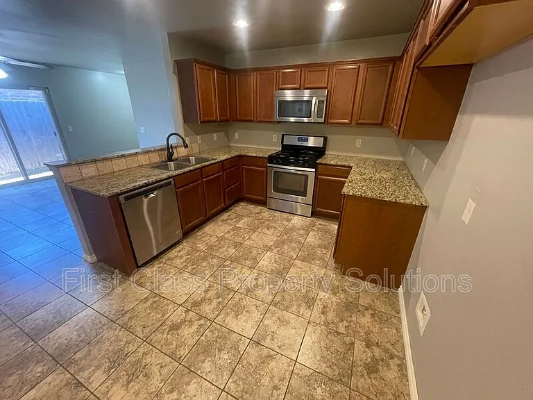 129 Ashley Dr — Photo 3