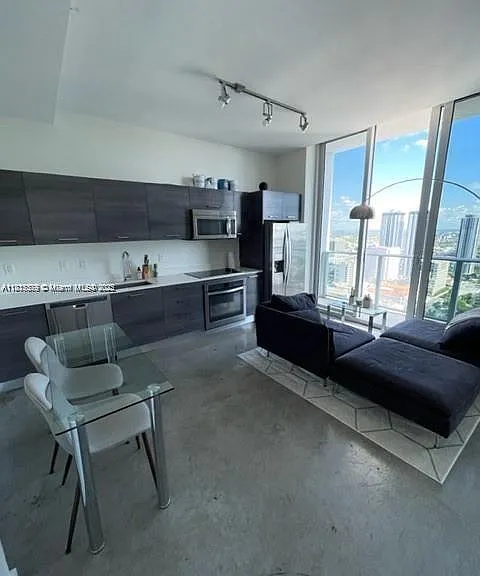 151 SE 1st St #6 — Photo 1