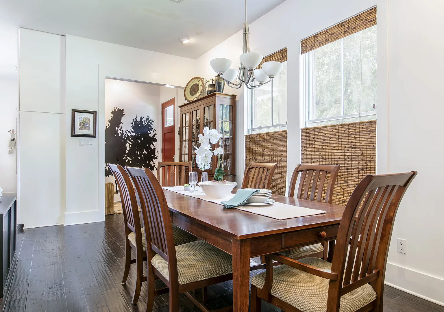 Modern Farmhouse in Quaint Neighborhood — Photo 3