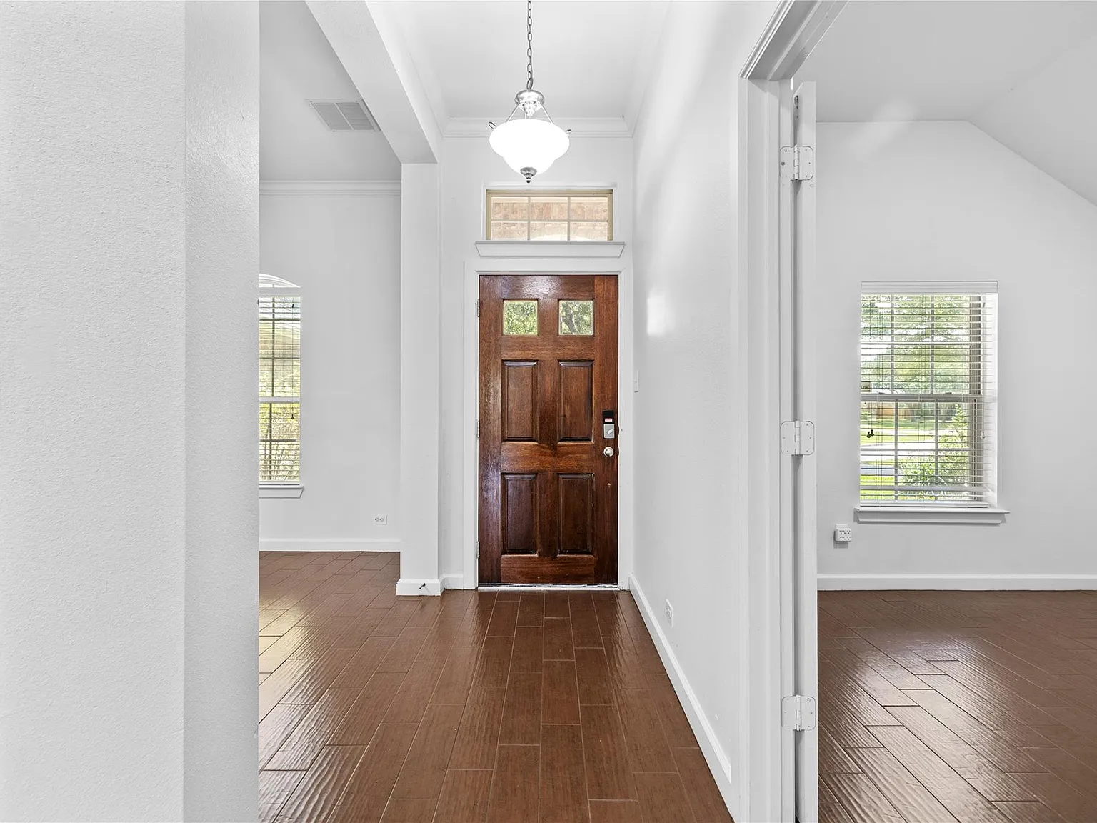3 bed, 2.0 bath, 2044 sqft, $2,300 — Photo 3
