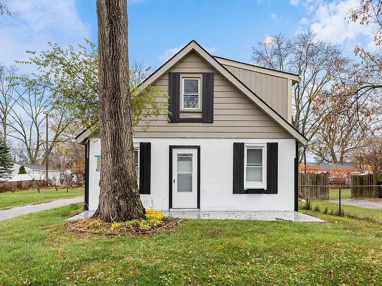 3010 Hessel Ave — Photo 1