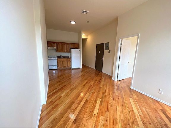 5th image of 409 E 116th St #2B