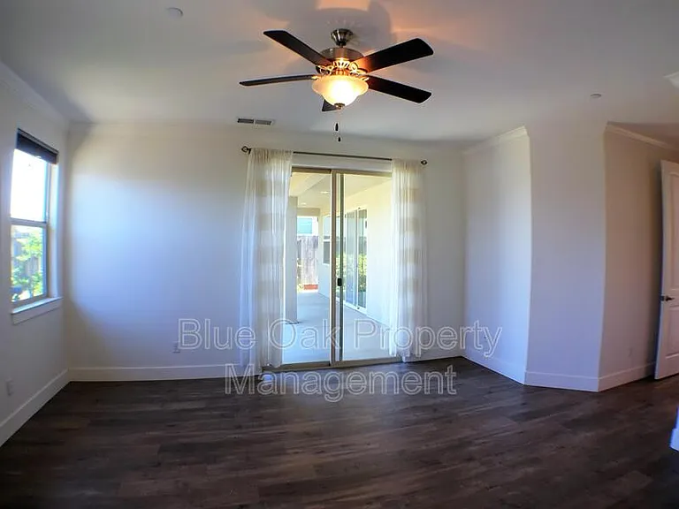1584 Champlain Way — Photo 8