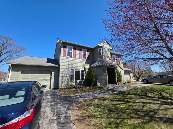 16 Nipmuc Trl, Providence, RI 02904