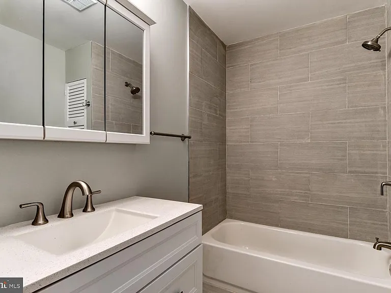 12702 N Point Ln — Photo 9