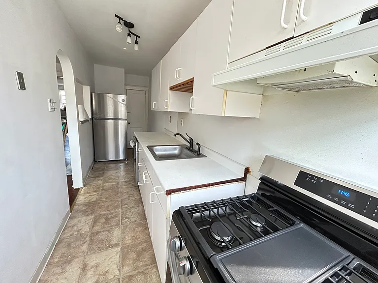 249 N Linden Ave — Photo 3