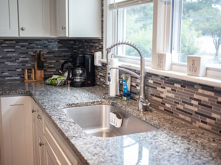 1016 Warwick Ave — Photo 4