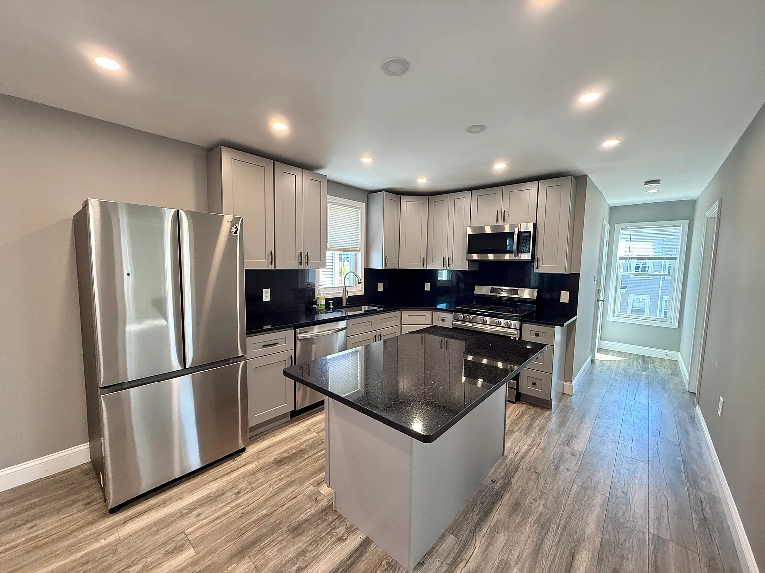 3 bed, 1000 sqft, $3,300 — Photo 1