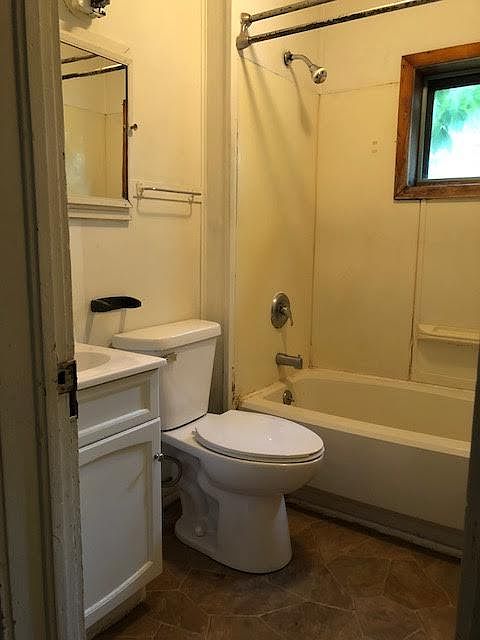 1st image of 915 Main St E #915