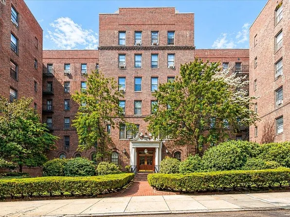 83-83 198th St #4A, Hollis, NY 11423