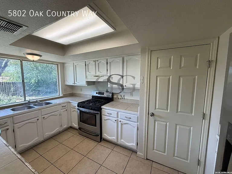 5802 Oak Country Way — Photo 7