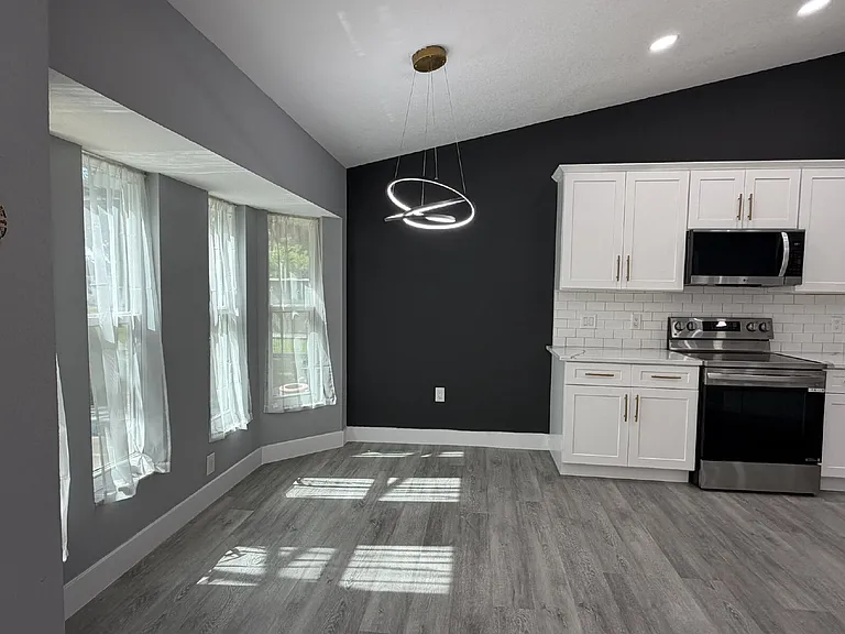 323 Aurora St NW — Photo 10