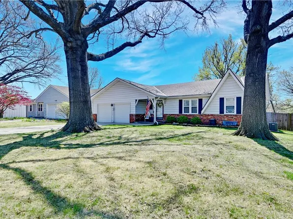 8917 W 94th St, Overland Park, KS 66212