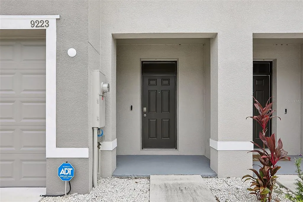 3 bed, 2.5 bath, 1673 sqft, $2,485 — Photo 2