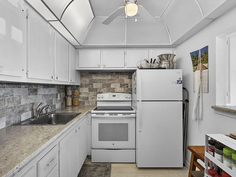 106 Camden E — Photo 16