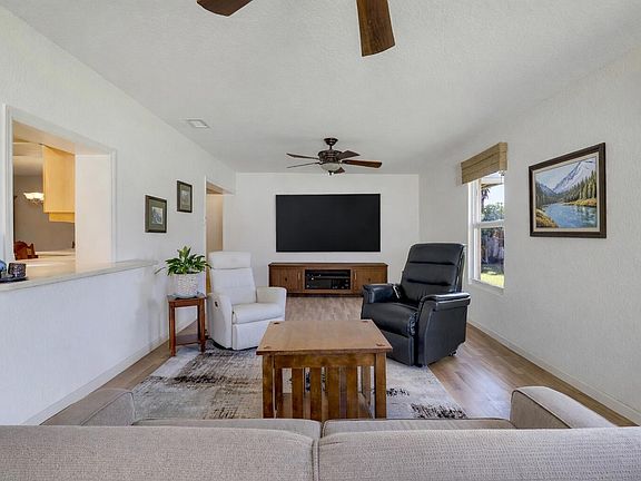 2nd image of 907 Prairie Road