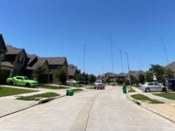 Exterior Neighborhood (street photo)