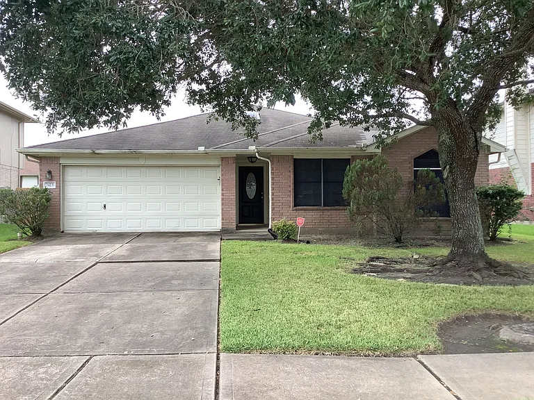 1423 Hunter Green Ln — Photo 1