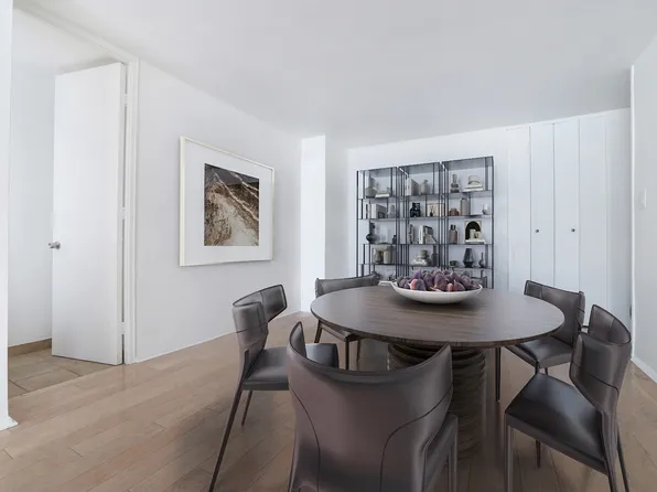 300 East 40th Street image 4 of 18