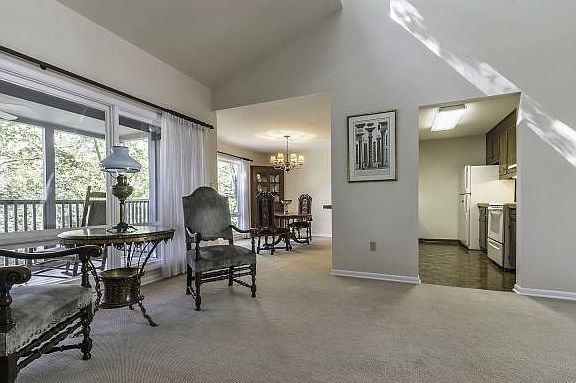 3rd image of 101 Arlington Ave #101
