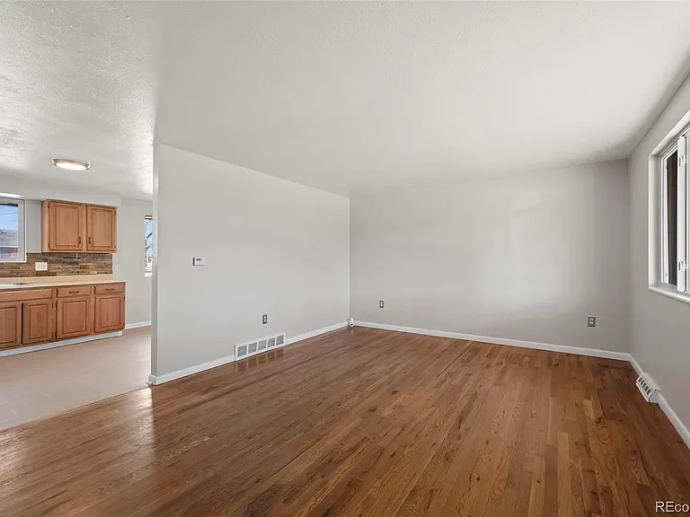 455 S Oak St — Photo 6