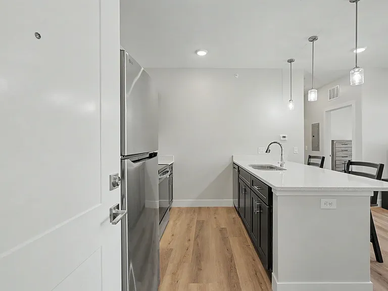 512 W Clark St — Photo 4