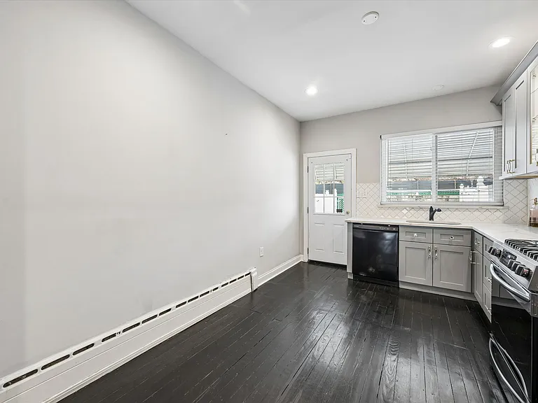 2510 E Somerset St — Photo 4