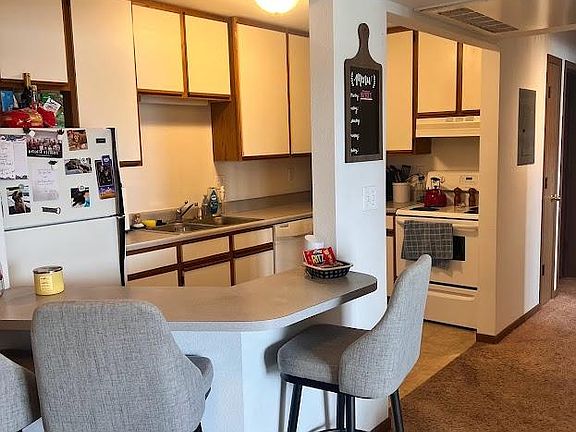 2nd image of 644 Stonehaven Dr #33