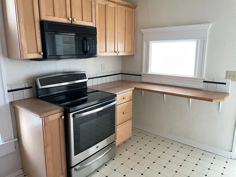 1405 E Washington St — Photo 6