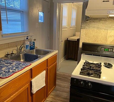 4th image of 808 E Elm St