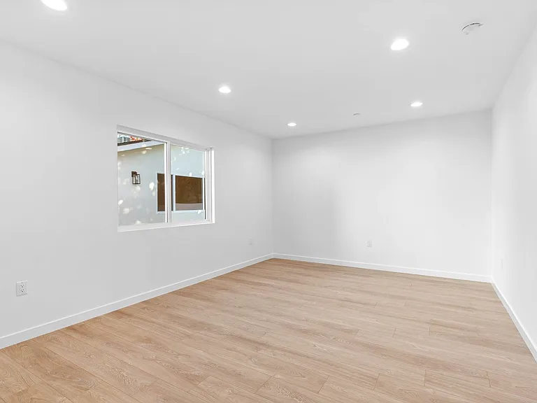 6842 Cedros Ave — Photo 24