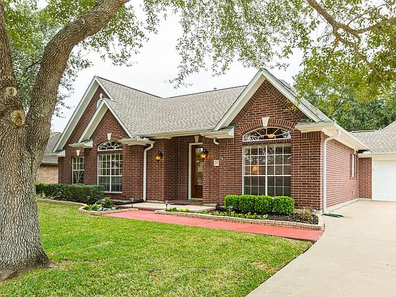 Mature trees in the front and backyard!