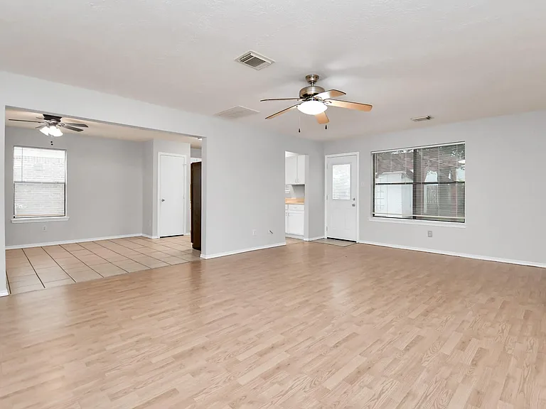 3919 Rolling Springs Ln — Photo 11