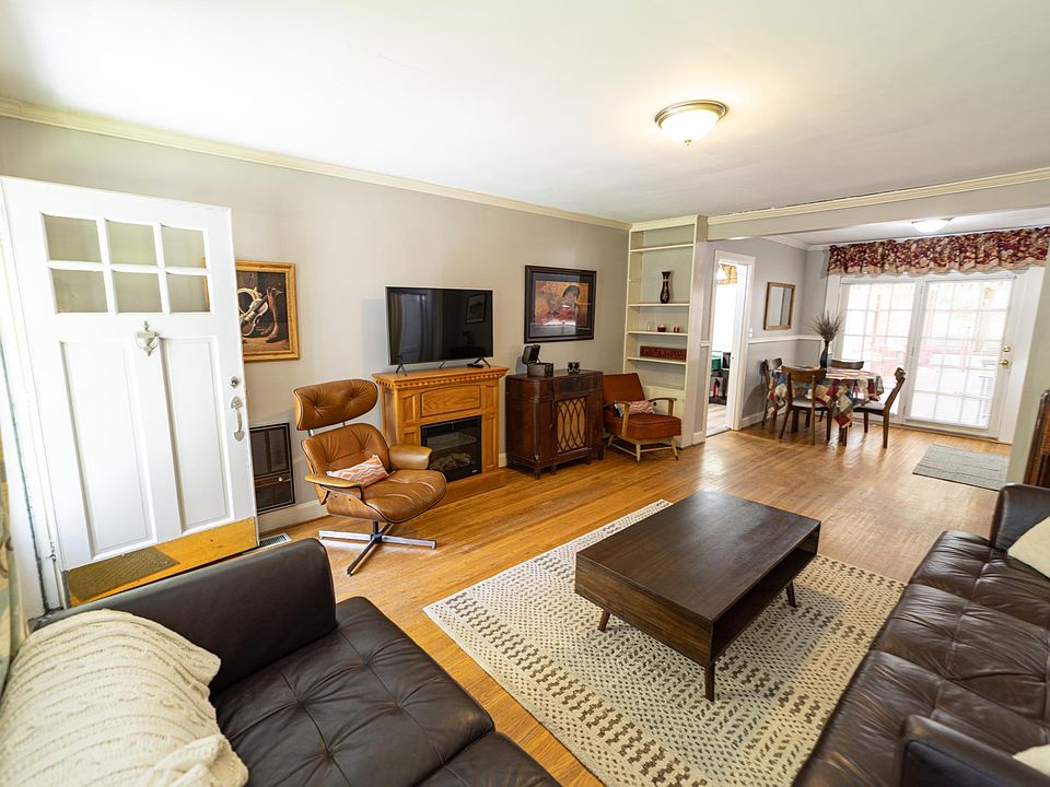 Bright and cheery living room. Furniture all stays!