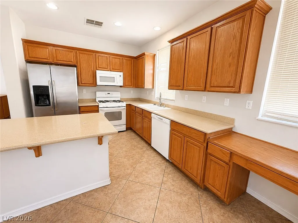4 bed, 3.0 bath, 2325 sqft, $2,100 — Photo 3