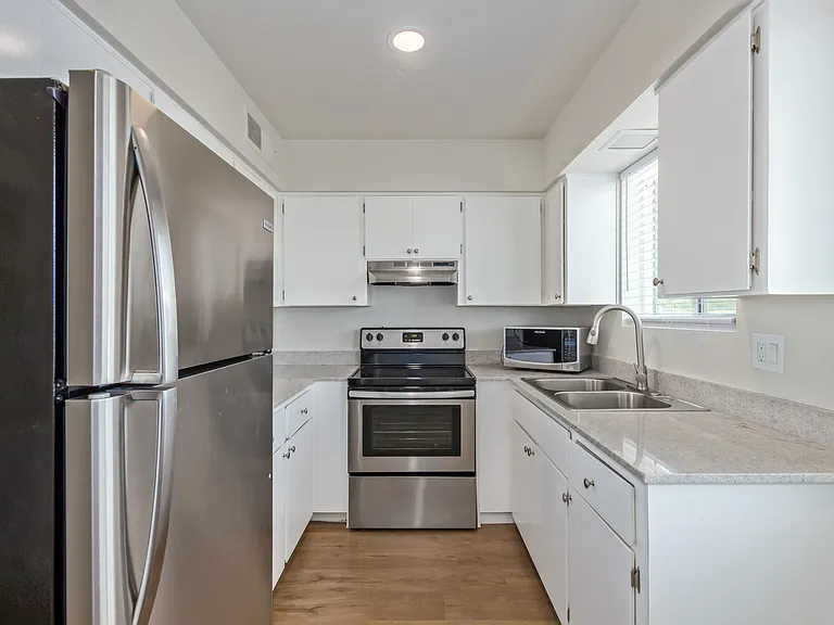 2922 N 35th St #6 — Photo 1