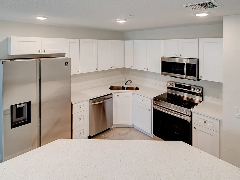 829 E Wildmere Ave — Photo 1