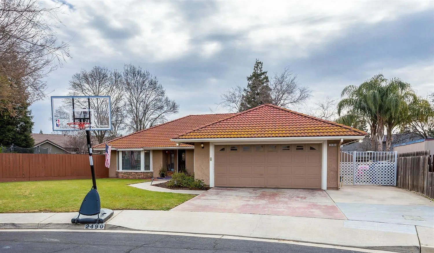 2490 Scott Ave photo 1