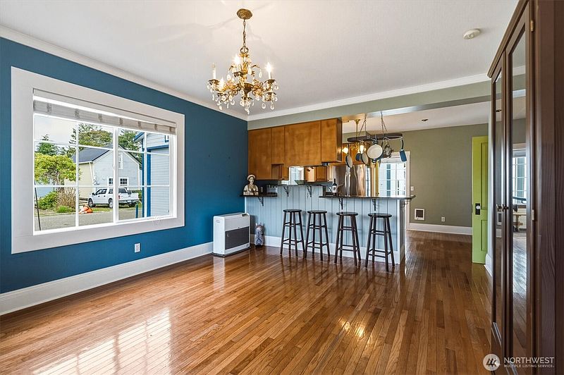 4th image of 304 Spruce Street E