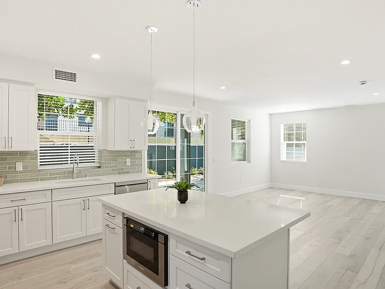 3938 S Victoria Ave — Photo 16