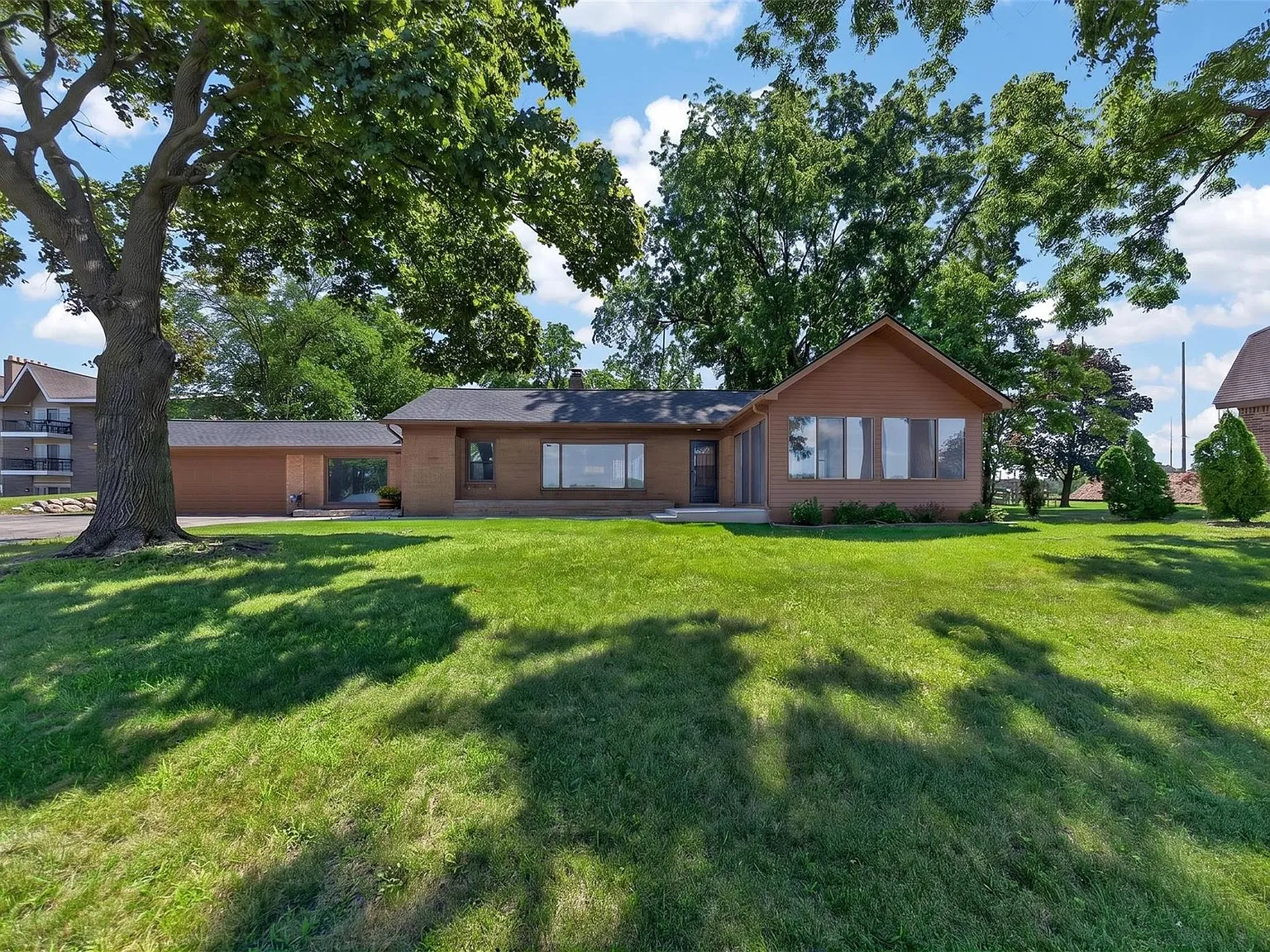 2 bed, 1.0 bath, 1421 sqft, $3,000 — Photo 3