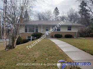 2488 Chatsworth St N, Roseville, MN 55113